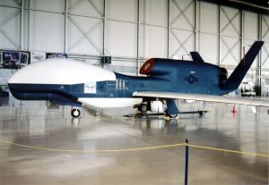 RQ-4A, bevetésjelzésekkel, egyéni dekorációval, és a pilóta nevével felfestve