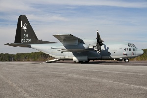 A VMGR-252 század KC-130J légi utántöltő gépe