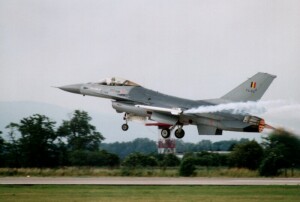 The Belgian F-16AM begins her display