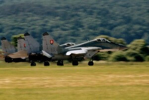 Látványos légiharc-bemutatójuk után géppárban szálltak le a MiG-29-ek (6425 és 6930)