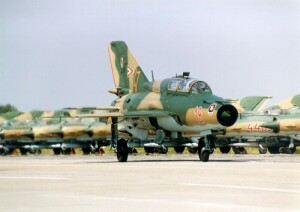A 18-as oldalszámú MiG-21UM a leszállás után