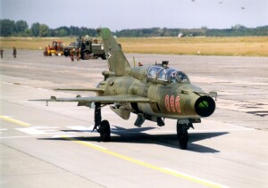 Felszálláshoz gurul ki a 086-os MiG-21UM